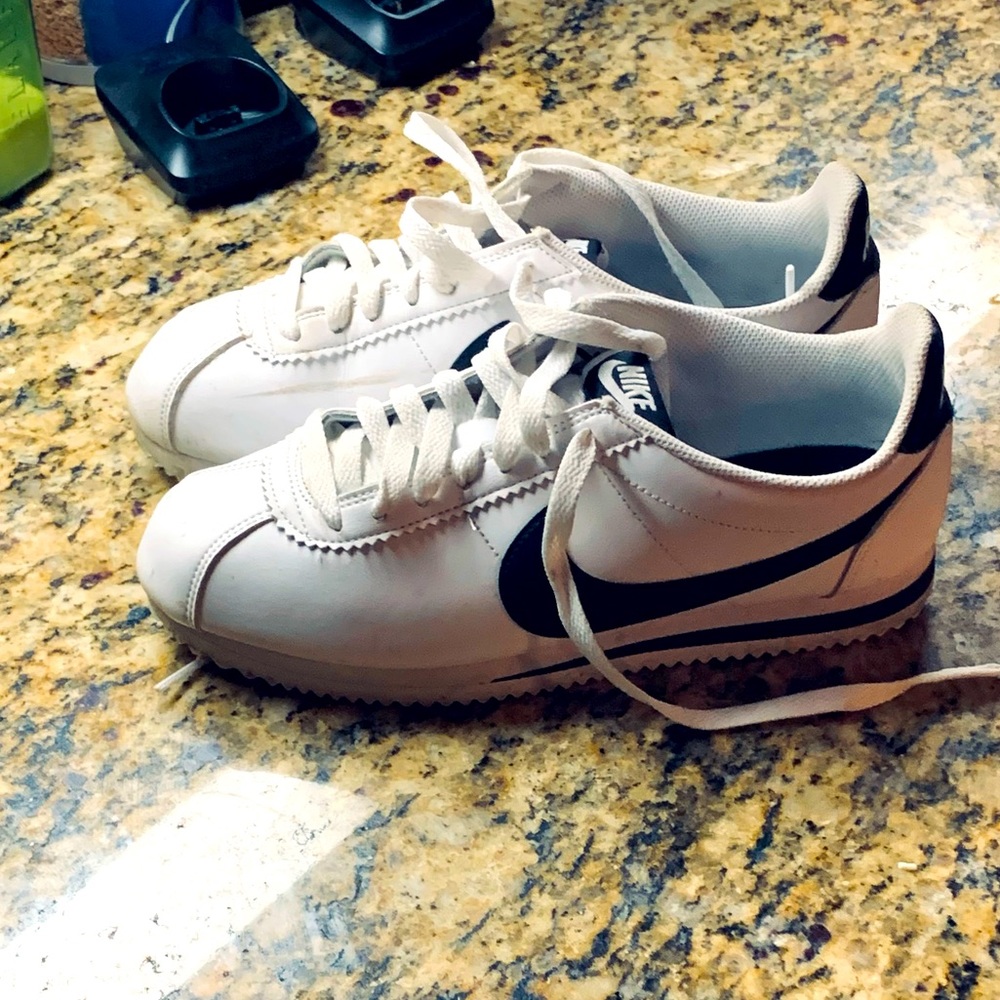 Selling Like New, Black & White Nike shoes. Size 7. Good condition.